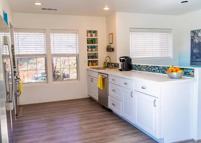 Artsy Half-house, Walk To Hiking Trails &wine Bars! Yard, Firepit * Sedona