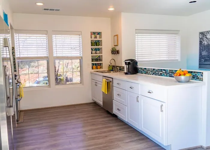 Appartamento Artsy Half-house, Walk To Hiking Trails &wine Bars! Yard, Firepit *