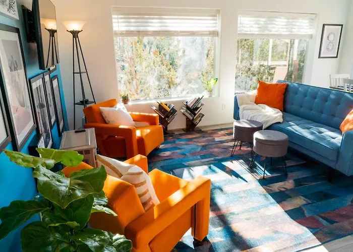 Artsy Half-house, Walk To Hiking Trails &wine Bars! Yard, Firepit *