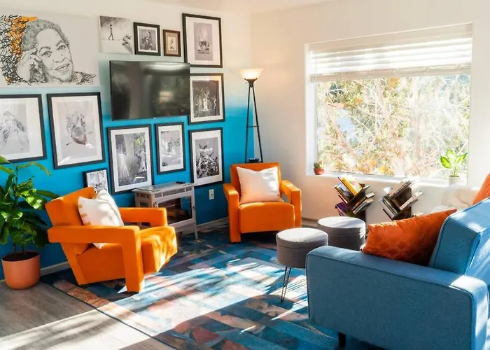 Artsy Half-house, Walk To Hiking Trails &wine Bars! Yard, Firepit Appartamento